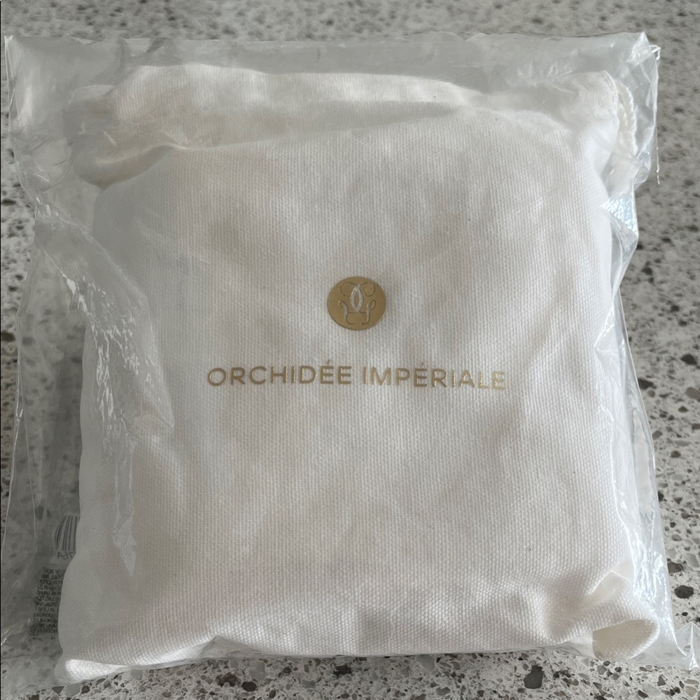 GUERLAIN hand towel set in a Cosmetic Pouch-New and sealed
